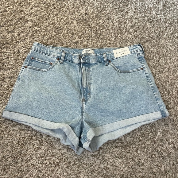 NWT Abercrombie & Fitch The Mom Short - Picture 1 of 3
